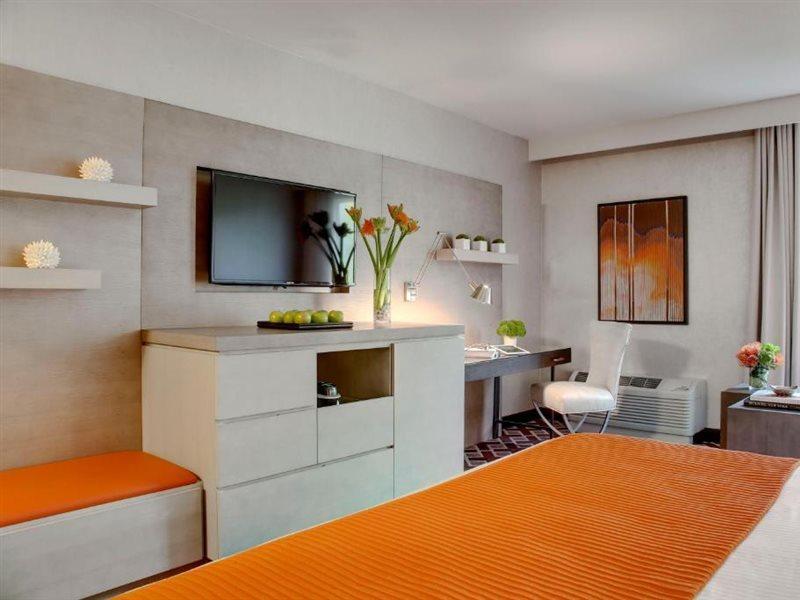 The Watershed Norwalk Hotel Bagian luar foto