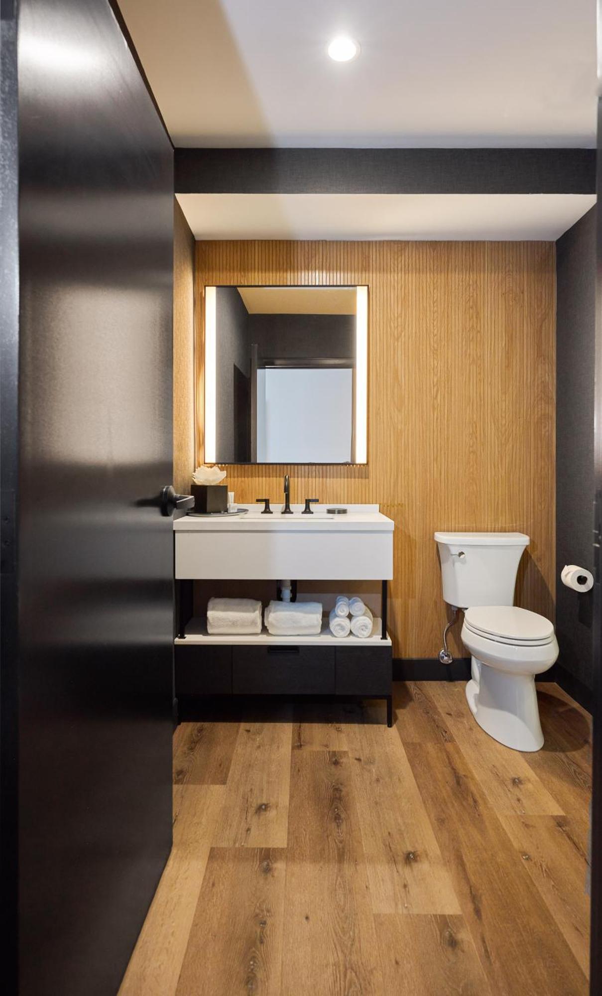 The Watershed Norwalk Hotel Bagian luar foto