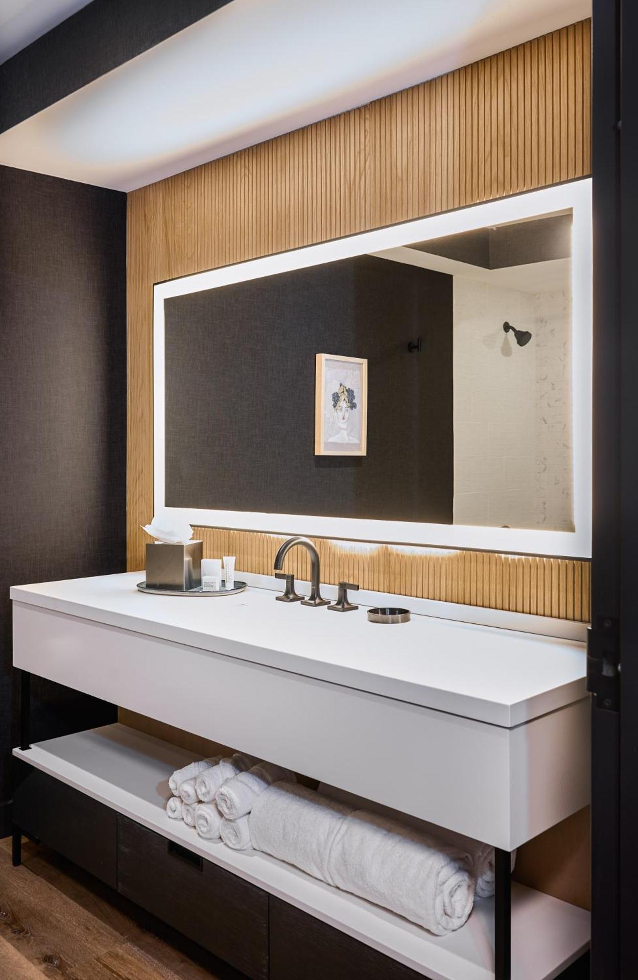The Watershed Norwalk Hotel Bagian luar foto