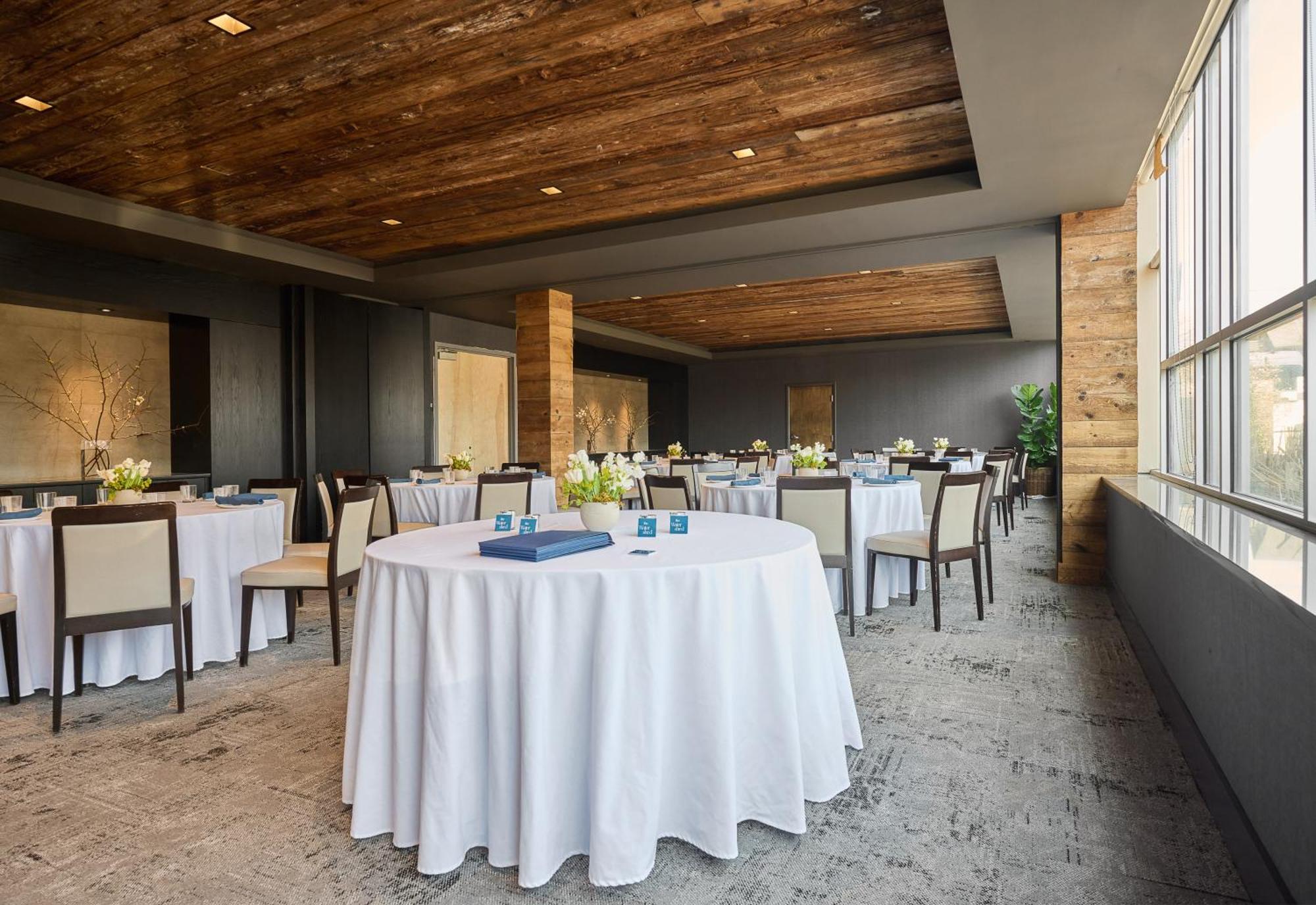 The Watershed Norwalk Hotel Bagian luar foto