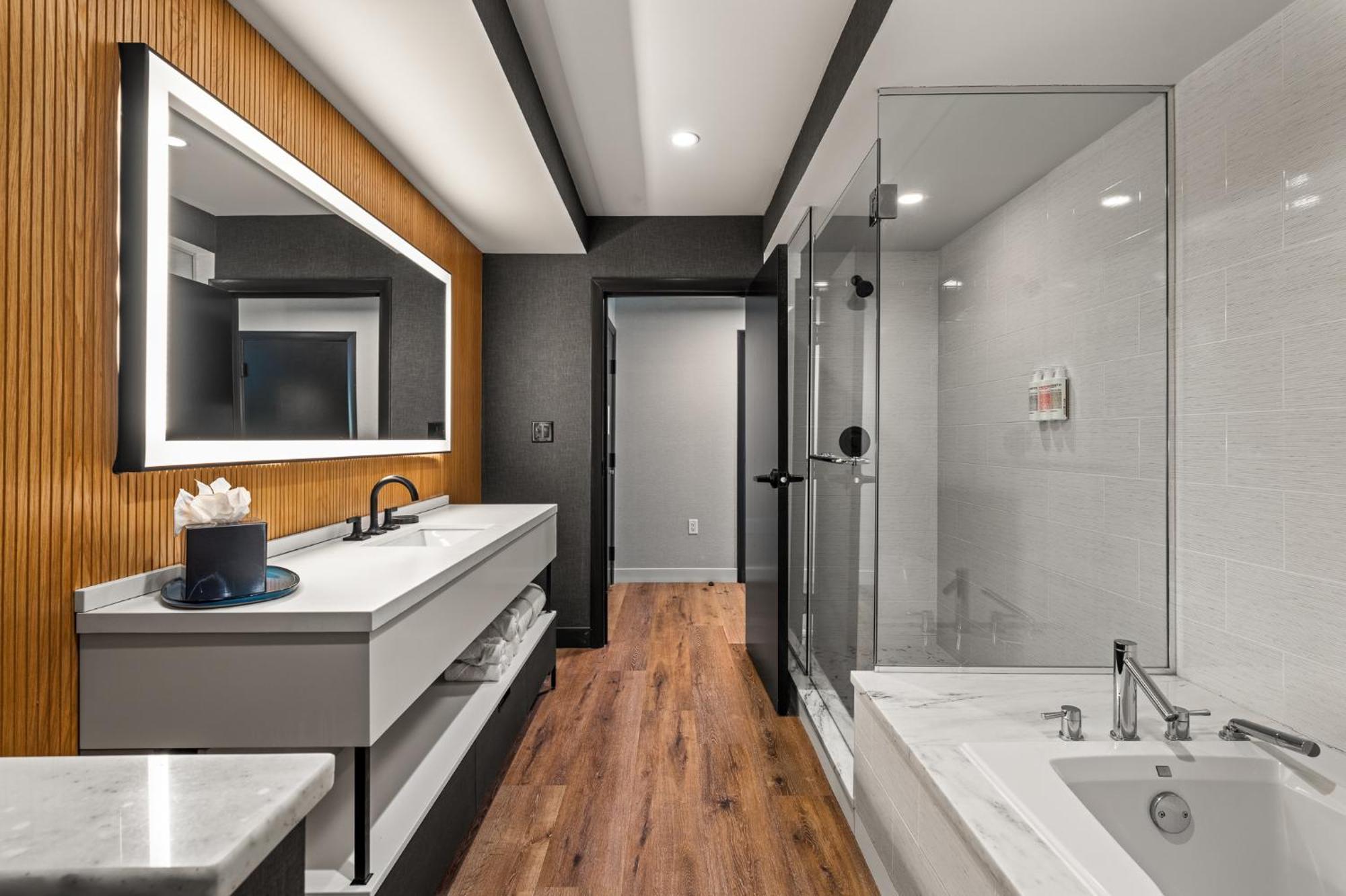 The Watershed Norwalk Hotel Bagian luar foto