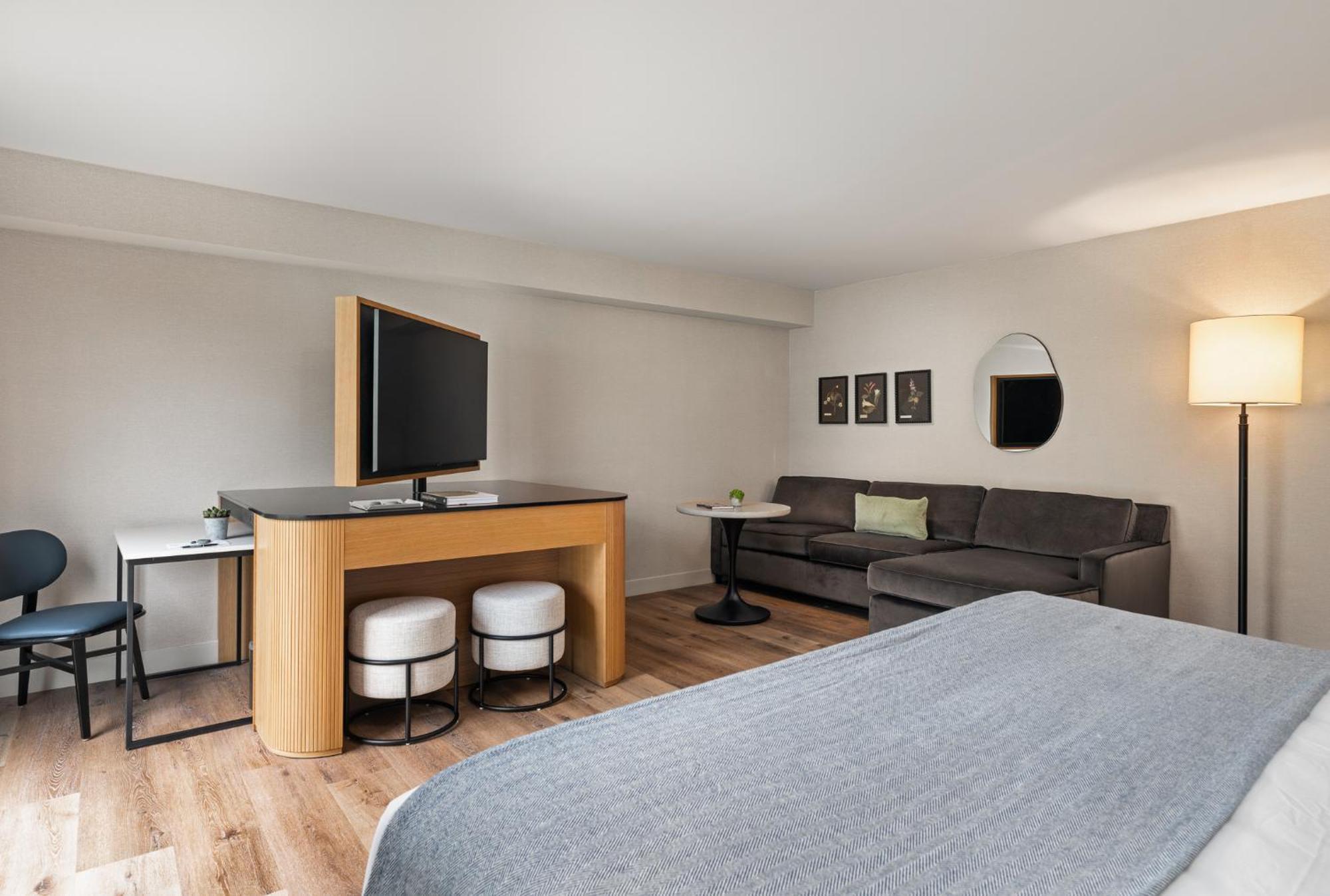 The Watershed Norwalk Hotel Bagian luar foto