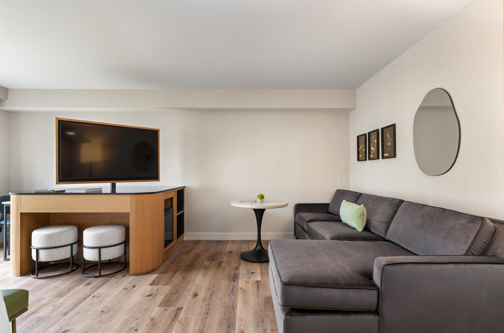 The Watershed Norwalk Hotel Bagian luar foto