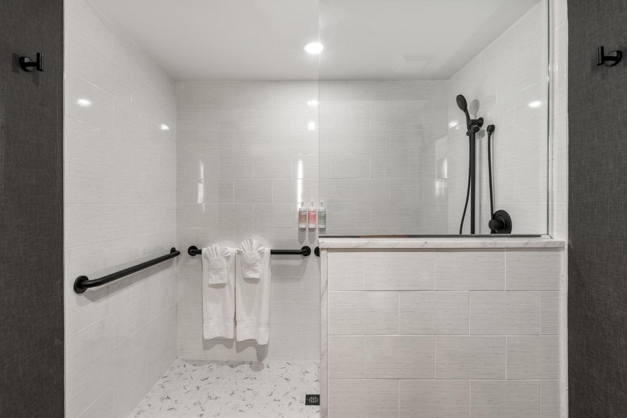 The Watershed Norwalk Hotel Bagian luar foto