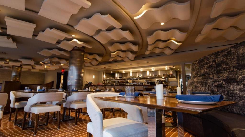 The Watershed Norwalk Hotel Bagian luar foto
