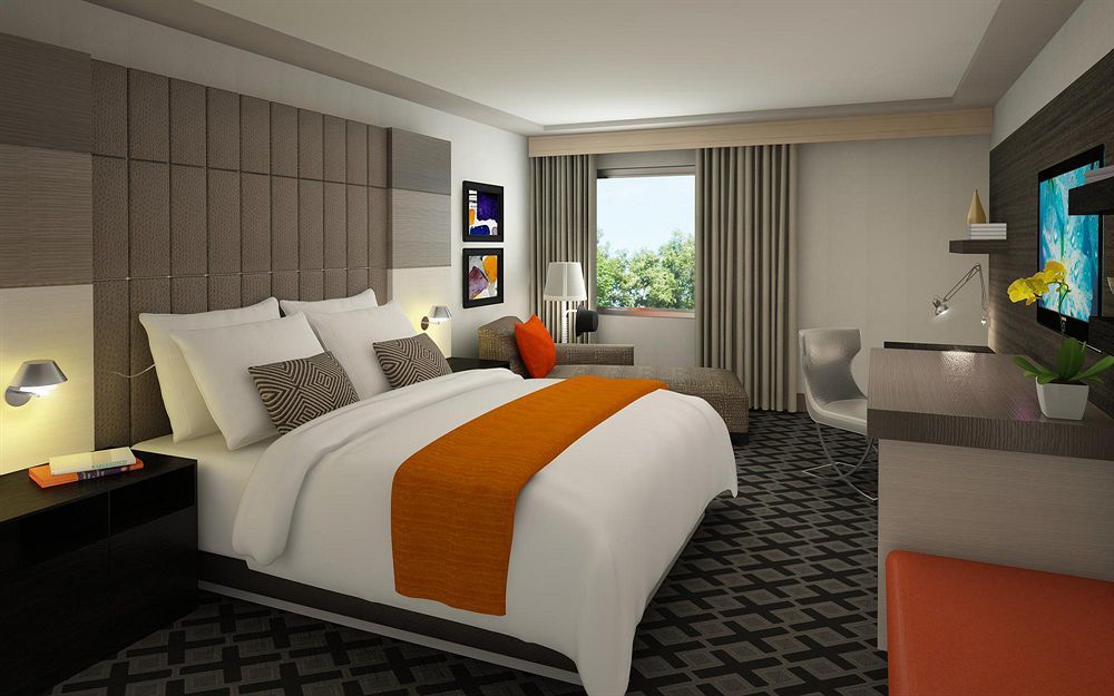 The Watershed Norwalk Hotel Bagian luar foto