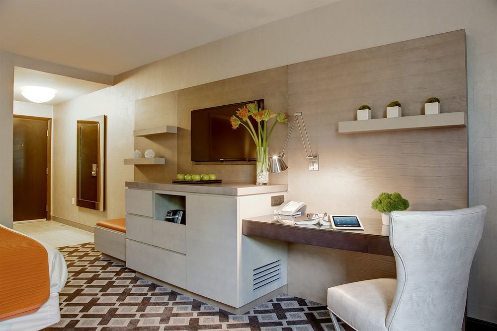 The Watershed Norwalk Hotel Bagian luar foto