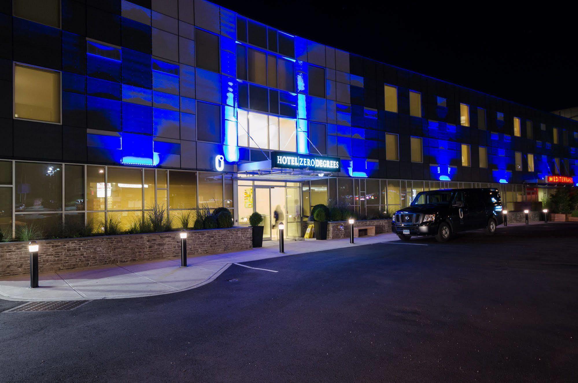 The Watershed Norwalk Hotel Bagian luar foto
